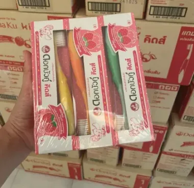 Bộ kem đánh răng trẻ em Dok Bua Ku 35g kèm bàn chải – Giải pháp chăm sóc nụ cười xinh cho bé từ Thái Lan