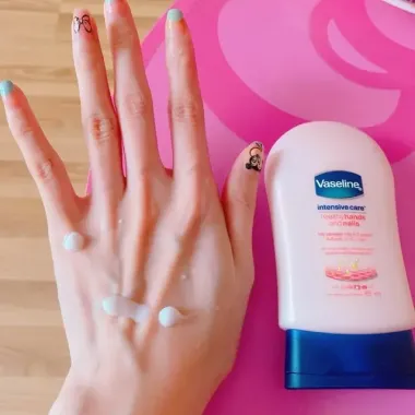 Kem dưỡng da tay Vaseline 85ml – Giải pháp đôi tay mềm mịn, móng chắc khỏe từ Thái Lan